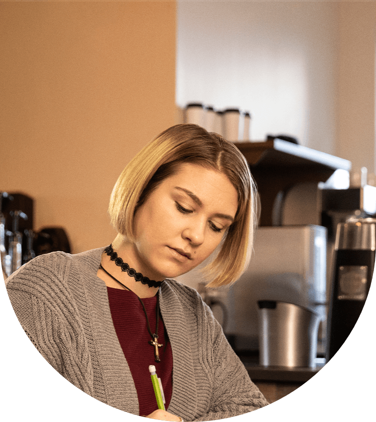 Dianna, una paciente que tomó MAVYRET, trabajaba en una cafetería.